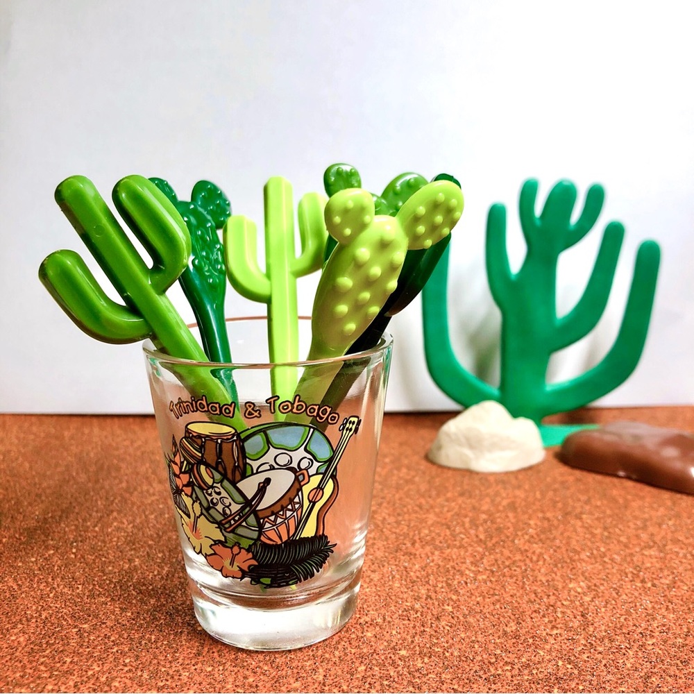 5 PCS Cactus Plastic Fruit Forks & Trinidad and Tobago Shot Glass